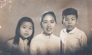 Cụ Phan Thị Miều (Phan Thị Mỹ Khanh) thời trẻ, cùng hai con Đống Việt Thắng và Đống Thị Viết Hoa Ảnh: GĐCC 