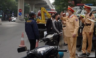 Thiếu tá Chinh kiểm tra xử lý vi phạm trong dịp cận Tết Dương lịch