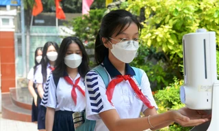 Học sinh Trường THCS Võ Trường Toản vệ sinh khử khuẩn trước khi vào lớp 