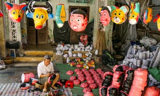  Ông Vũ Huy Đông làm mặt nạ giấy bồi