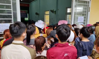 Người dân chen chúc xin giấy xác nhận khiến trạm y tế lưu động vỡ trận Ảnh: Thanh Trần