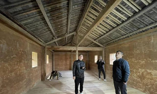 Anh Nguyễn Mạnh Tùng cùng cộng sự kiểm tra lại các kết cấu, hạng mục trình tường khi bàn giao. Ảnh: Như Ý 