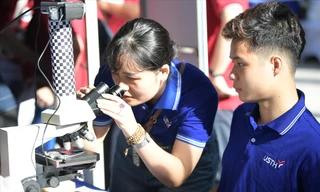 Trải nghiệm thiết bị nghiên cứu khoa học hiện đại tại Ngày hội tuyển sinh ĐH năm 2025. Ảnh: DƯƠNG TRIỀU