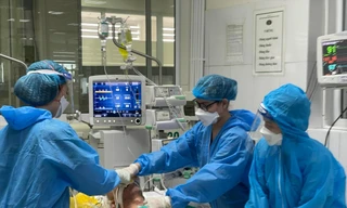 Điều trị bệnh nhân COVID-19 nặng Ảnh: Thái Hà 