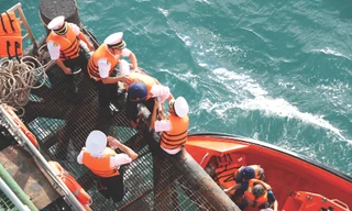 Cán bộ, chiến sĩ Nhà giàn DK1/10 vững vàng nơi đầu sóng ngọn gió Ảnh: NGÔ TÙNG 