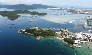 Khu vực biển Tập đoàn Posco dự kiến làm nhà máy thép tại vịnh Vân Phong Ảnh: CÔNG HOAN