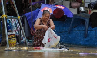 Dự báo lũ giảm nhưng vẫn giữ mức khá cao trên hệ thống sông Hồng – sông Thái Bình trong hôm nay. Trong ảnh là tình trạng ngập lụt tại Chương Dương Độ trong đợt lũ hiện tại Ảnh: Đức Nguyễn