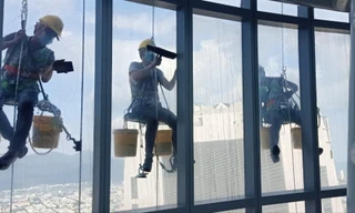 Cuối năm là thời điểm công nhân lau kính tất bật vì nhu cầu làm sạch đẹp các tòa nhà