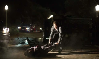 Lou Bloom di chuyển xác nạn nhân để tạo hiện trường giả nhằm bắt trọn được góc quay đẹp Nguồn: Open Road Films