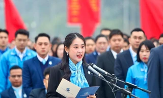 Chu Hoa Bảo Trâm đại diện đại biểu Đại hội đại biểu toàn quốc Hội LHTN Việt Nam lần thứ IX, nhiệm kỳ 2024-2029 đọc báo công dâng Bác