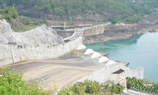 Hạn hán kéo dài, lượng nước về hồ thấp khiến thủy điện Hòa Bình chỉ đủ nước để chạy máy trong vòng 12 ngày tới Ảnh: Cấn Dũng