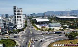 Đường 2-9 sầm uất với nhiều công trình với thiết kế độc đáo, tạo nên nút giao giữa quá khứ và hiện tại trong lòng phố biển ảnh: Giang thanh