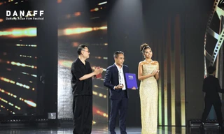 Đại diện đoàn làm phim Hắc Cẩu nhận giải đạo diễn xuất sắc nhất hạng mục phim châu Á dự thi tại LHP châu Á Đà Nẵng 3 Ảnh: DANAFF 