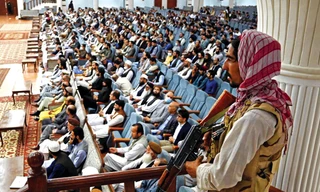 Chiến binh Taliban giám sát một buổi họp