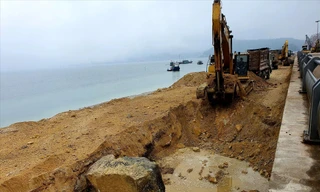 Một khối lượng lớn đất đá đổ xuống vịnh Bái Tử Long trong những ngày Tết Nguyên đán