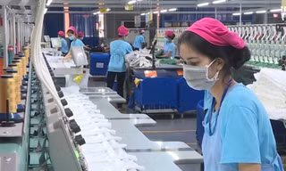 Các doanh nghiệp tại khu chế xuất Linh Trung (TP Thủ Đức) khôi phục sản xuất kinh doanh sau khi TPHCM mở cửa kinh tế từ 1/10. Ảnh: Huy Thịnh