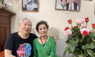 Dù đã gần 90 tuổi, vợ chồng bà Ngô Thị Ngọc Diệp không ngại ngần trao nhau những cử chỉ yêu thương, tình cảm 