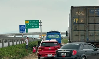 Do không còn chỗ trong trạm dừng nghỉ, một số tài xế và gia đình phải xuống dừng nghỉ ở đường ra vào trạm