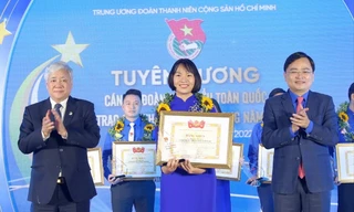 Ông Đỗ Văn Chiến, Bí thư T.Ư Đảng, Chủ tịch Ủy ban T.Ư MTTQ Việt Nam và ông Nguyễn Anh Tuấn, (bên phải, nay là Bí thư Tỉnh ủy Bắc Ninh) trao Giải thưởng Lý Tự Trọng năm 2022 ẢNH: BẢO ANH 