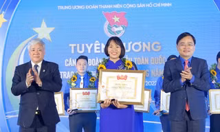 Ông Đỗ Văn Chiến, Bí thư T.Ư Đảng, Chủ tịch Ủy ban T.Ư MTTQ Việt Nam và ông Nguyễn Anh Tuấn, (bên phải, nay là Bí thư Tỉnh ủy Bắc Ninh) trao Giải thưởng Lý Tự Trọng năm 2022 ẢNH: BẢO ANH 
