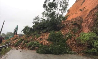 Khu vực sạt lở núi tại xã Sơn Kim 1 chia cắt đường lên Cửa khẩu Cầu Treo