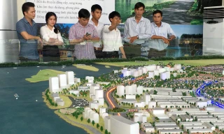 Khách hàng tìm hiểu dự án tại TPHCM ảnh: quế sơn