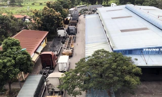 Ôtô xếp hàng dài chờ đăng kiểm tại Trung tâm Đăng kiểm 15-01V Ảnh: Nguyễn Hoàn 