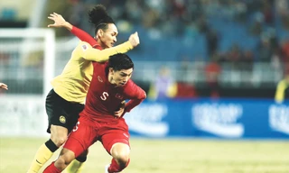 Văn Hậu công thủ toàn diện nhưng có nhiều tình huống gây tranh cãi ở trận đấu với Malaysia ảnh: Hữu Phạm 