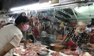 Thịt heo về chợ hạn chế do thương lái một số tỉnh thành không đưa được thịt về TP ảnh: U.P 