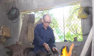 Ở tuổi “xế chiều”, cụ Thức vẫn đỏ lửa, quai búa mỗi ngày