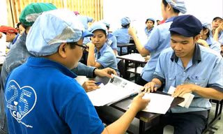 Doanh nghiệp hỗ trợ công nhân vay tiền Ảnh: Đình Hoa