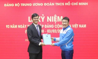 Anh Bùi Quang Huy, Bí thư thứ nhất T.Ư Đoàn tiếp nhận danh sách đoàn viên ưu tú do Đoàn Thanh niên cơ quan T.Ư Đoàn giới thiệu để Đảng xem xét kết nạp 