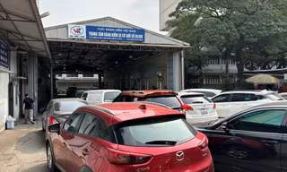 Ùn ứ kéo dài tại trung tâm đăng kiểm 2903V (Cầu Giấy) trong đầu tháng 5 vừa qua
