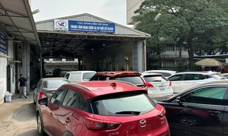 Ùn ứ kéo dài tại trung tâm đăng kiểm 2903V (Cầu Giấy) trong đầu tháng 5 vừa qua