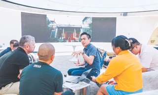 Huy Nguyễn đang làm việc cùng đồng sự và đối tác 