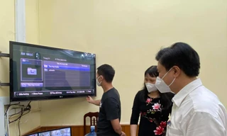 Thứ trưởng Bộ GD&ĐT Nguyễn Hữu Độ kiểm tra phòng chứa đề thi ở Trường THPT Việt Đức (Hà Nội)