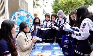 Thí sinh tìm hiểu thông tin tuyển sinh năm 2025 Ảnh: NGHIÊM HUÊ 