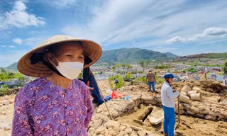 Bà Nguyễn Thị Cúc giữa ngổn ngang sạt lở ở nghĩa trang Hòa Sơn. Ảnh: Nguyễn Thành