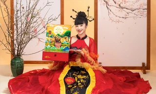 CEO Nguyễn Thị Thu Hoa bên Hộp quà Con Cui ẢNH: NVCC