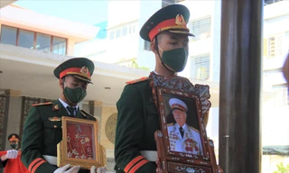 Chiến sĩ, cán bộ Quân khu 5 trang trọng tổ chức lễ truy điệu và an táng, đưa Anh hùng Nguyễn Văn Lập về với đất mẹ Việt Nam 