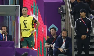 Ronaldo buồn bã bên đường pitch khi chỉ là cầu thủ dự bị trong một trận đấu lớn của `Bồ Đào Nha ảnh: Getty Images