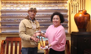 Anh Nguyễn Quốc Dũng trao tặng cổ vật cho Bảo tàng Phụ nữ Nam bộ 