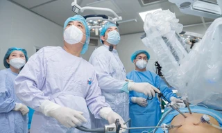 Bác sĩ Bệnh viện K phẫu thuật nội soi cho bệnh nhân ung thư 