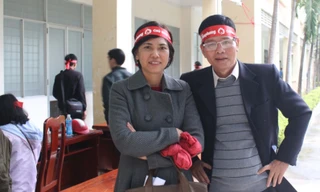 Anh Lê Công Đỉnh (bìa phải) thay mặt báo Tiền Phong tại miền Trung trao hỗ trợ cho những gia đình bị thiệt hại do bão Sangxane - Đà Nẵng năm 2006 (Ảnh: Nguyễn Huy)