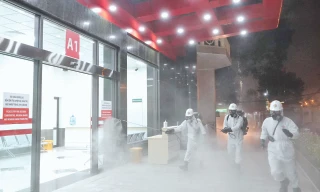 Chiến sĩ phòng hóa khử trùng, tiêu độc COVID-19 tại Bệnh viện Bạch Mai, tối 28/3/2020 ẢNH: NGUYỄN MINH