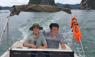 Tác giả trải nghiệm lái ca nô ở biển Vân Đồn