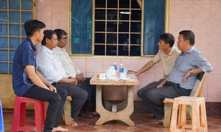 Mục sư Y Djan Êban (đeo kính) trò chuyện cùng chính quyền địa phương