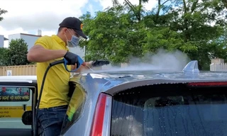 Anh Nguyễn Thanh Phong (SN 1991, ở phường Hưng Thạnh, quận Cái Răng, TP Cần Thơ) rửa xe cho một khách hàng tại phường An Thới, quận Bình Thuỷ Ảnh: Kim Hà