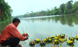  Lễ hội hoa đăng thả bè trên dòng Sêrêpôk