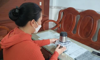 Bà N và máy xay thịt từ chương trình quà tặng tri ân Ảnh: Hoàng Thuận